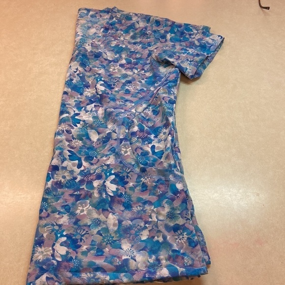 Advantage ButterSoft Scrub Top in XS. - Picture 8 of 8